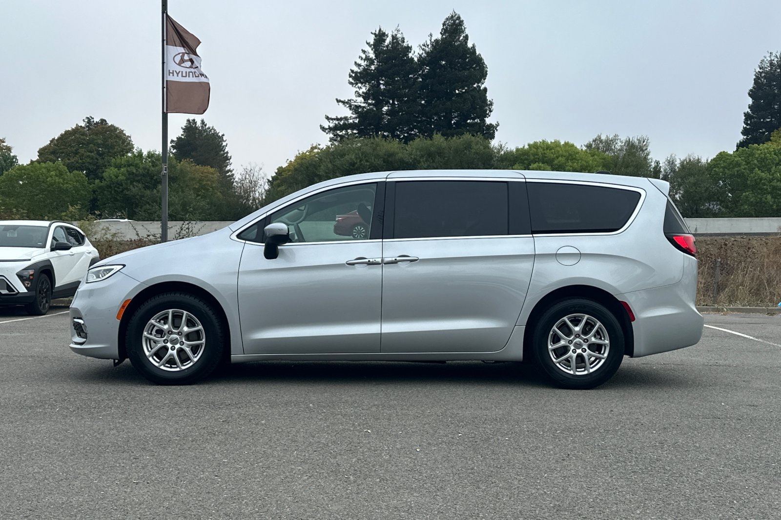 Used 2023 Chrysler Pacifica Touring-L FWD image 7