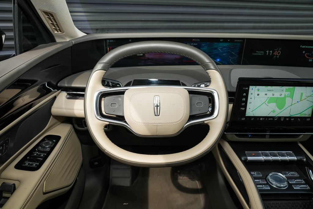 Used 2025 Lincoln Nautilus Premier AWD/4WD image 28