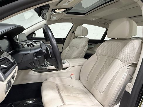 Used 2021 BMW 750i xDrive w/ Executive Package image 27