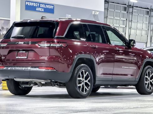 Used 2024 Jeep Grand Cherokee Limited AWD/4WD image 9