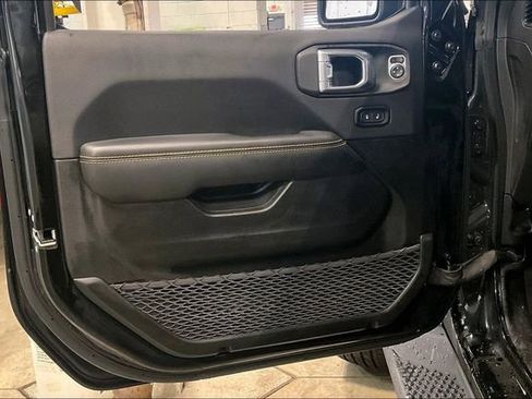 Used 2025 Jeep Wrangler Sahara image 23