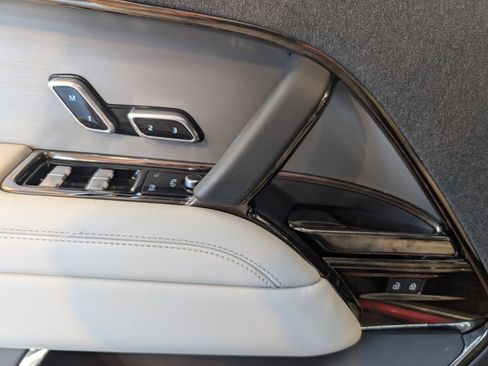 Used 2024 Land Rover Range Rover Sport SE image 12