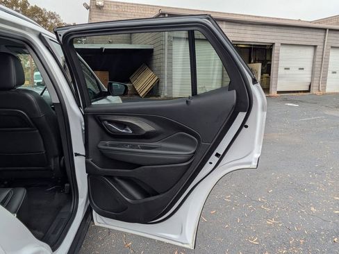 Used 2024 GMC Terrain SLT image 28