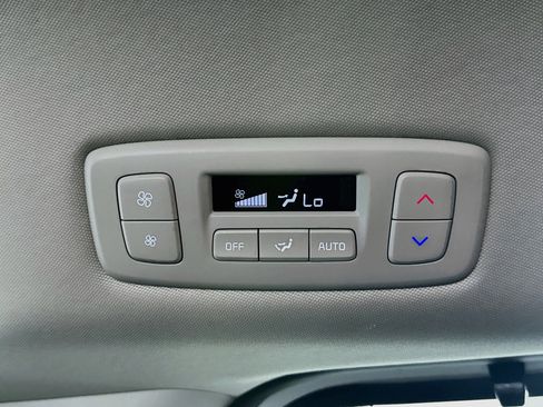 Used 2025 Kia Carnival EX FWD image 25