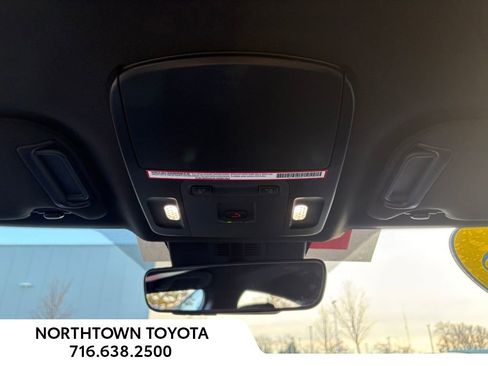 Used 2025 Toyota Camry SE w/ Convenience Package image 15