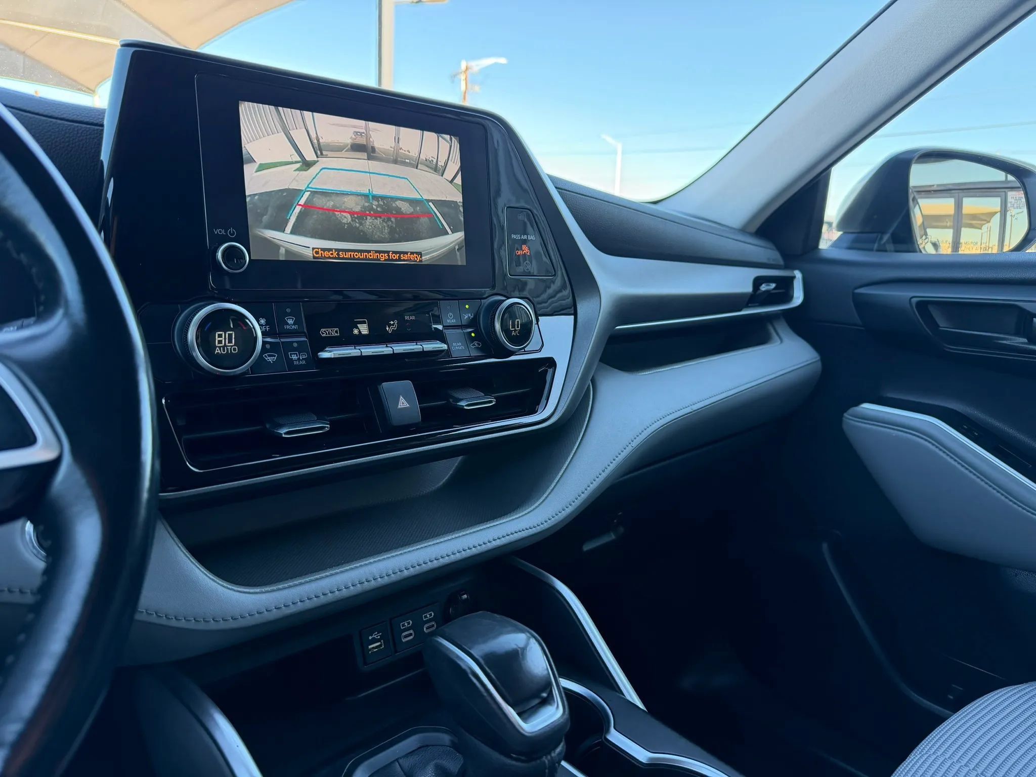 Used 2023 Toyota Highlander LE FWD image 22
