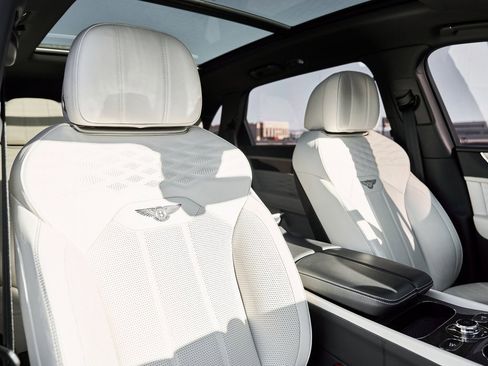 Used 2023 Bentley Bentayga Extended Wheelbase image 42