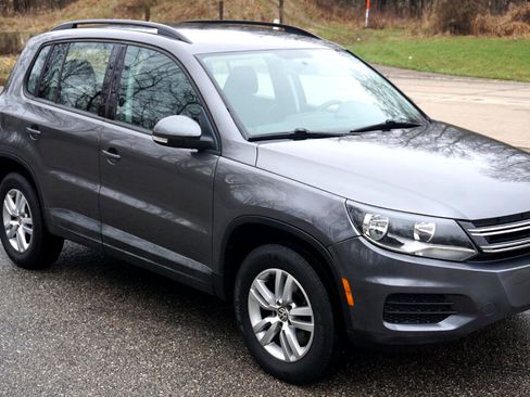 Used 2015 Volkswagen Tiguan S image 1