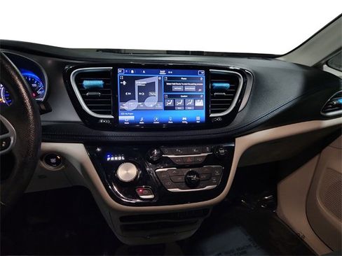 Used 2021 Chrysler Pacifica Touring w/ Uconnect Theater Family Group image 15