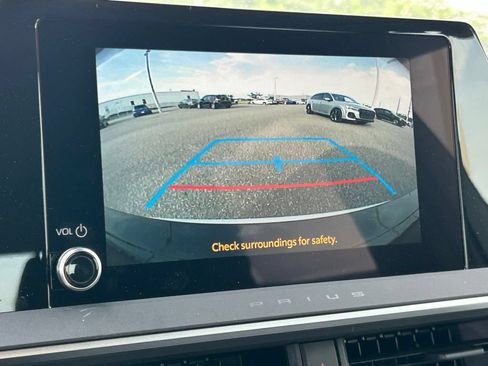 Used 2025 Toyota Prius LE FWD image 28