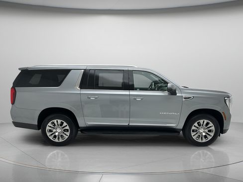 Used 2025 GMC Yukon XL Denali AWD/4WD image 4