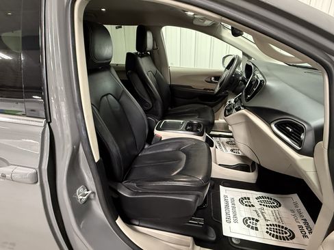 Used 2022 Chrysler Pacifica Touring-L FWD image 9