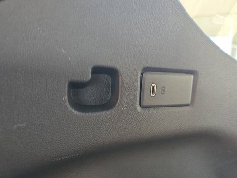 Used 2025 Chevrolet Suburban High Country image 21