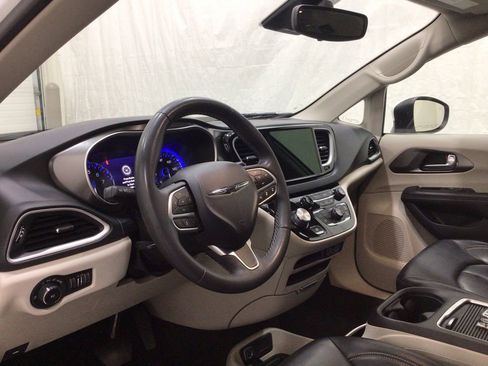 Used 2023 Chrysler Pacifica Touring-L FWD image 10
