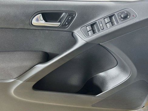 Used 2018 Volkswagen Tiguan Limited FWD image 17
