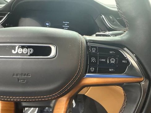 Used 2025 Jeep Grand Cherokee Summit AWD/4WD image 32