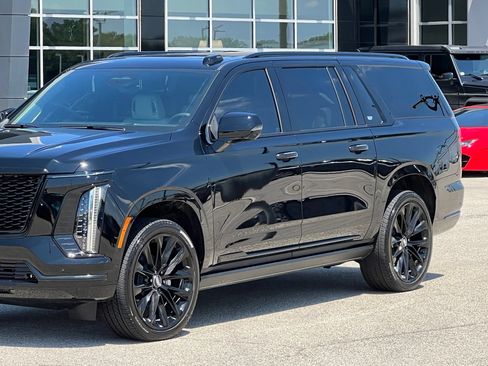 Used 2025 Cadillac Escalade ESV Sport Platinum w/ LPO, ONYX Package AWD/4WD image 9