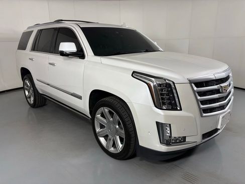 Used 2017 Cadillac Escalade Premium Luxury image 2