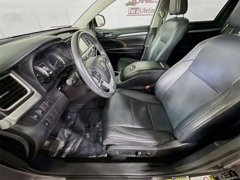 Used 2018 Toyota Highlander XLE image 26