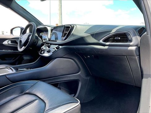 Used 2025 Chrysler Pacifica Limited FWD image 14