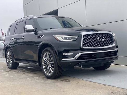 Used 2021 INFINITI QX80 Sensory w/ All-Season Package image 2
