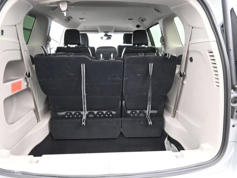 Used 2024 Chrysler Pacifica Touring-L FWD image 18