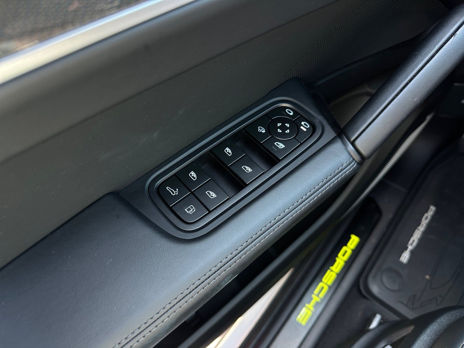 Used 2025 Porsche Cayenne Turbo AWD/4WD image 31