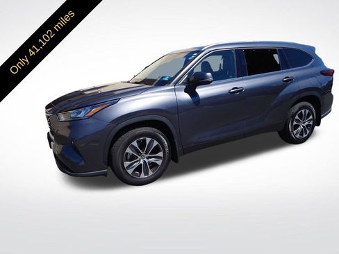 Used 2020 Toyota Highlander XLE AWD/4WD image 2