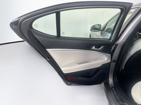Used 2025 Genesis G70 2.5T RWD image 27