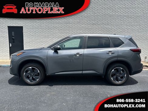 Used 2024 Nissan Rogue SV image 1