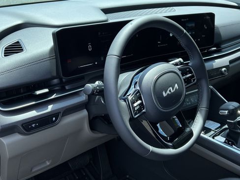 New 2026 Kia Carnival EX FWD image 21