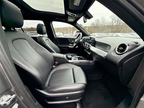 Used 2020 Mercedes-Benz GLB 250 4MATIC w/ Premium Package image 25
