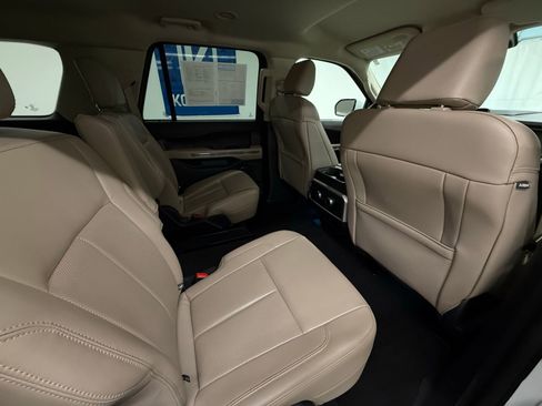 Used 2024 Ford Expedition Max XLT image 6