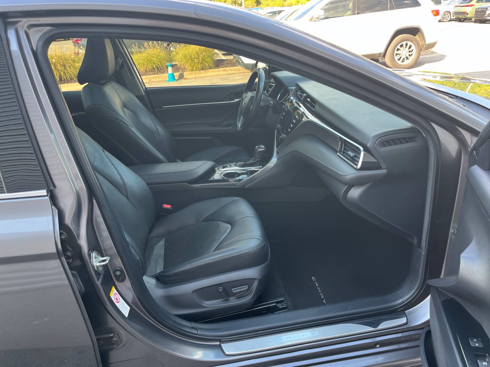 Used 2018 Toyota Camry XSE FWD image 33