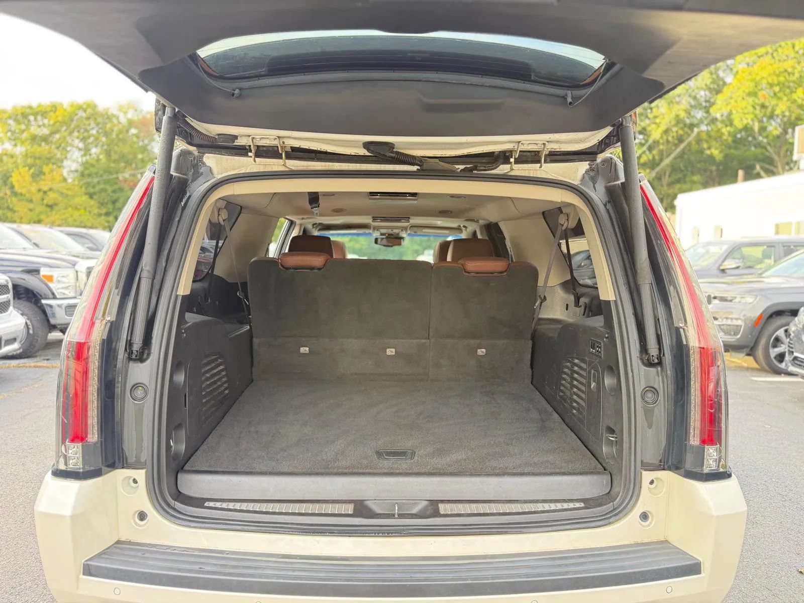 Used 2015 Cadillac Escalade ESV Premium AWD/4WD image 30