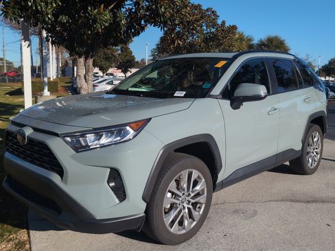 Used 2020 Toyota RAV4 XLE Premium image 5