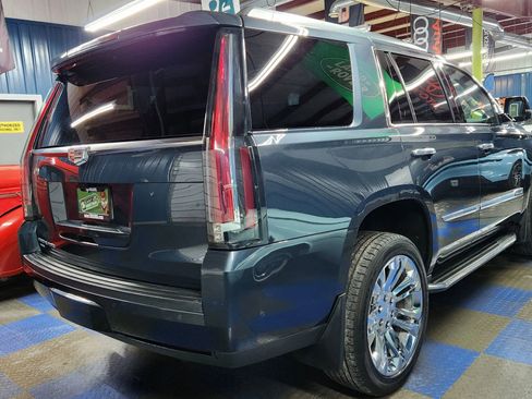 Used 2020 Cadillac Escalade Luxury image 3