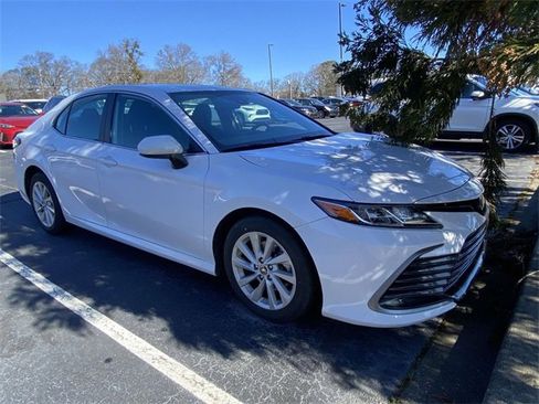 Used 2022 Toyota Camry LE image 1