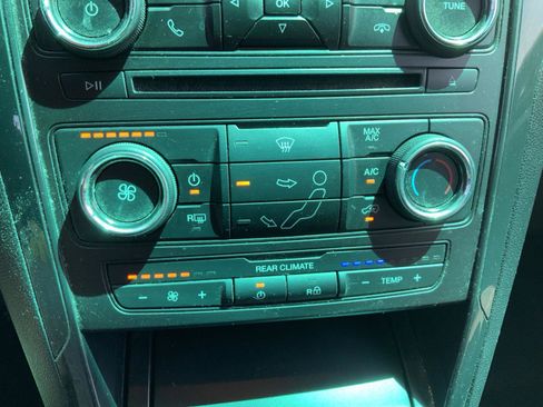 Used 2017 Ford Explorer XLT FWD image 38