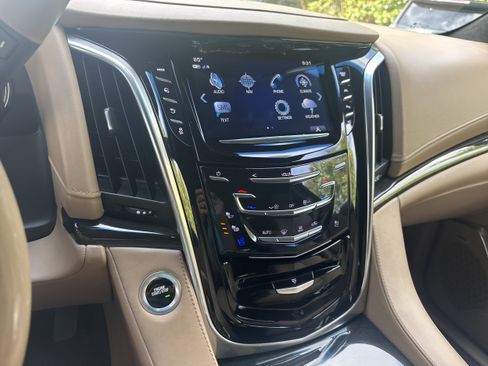 Used 2019 Cadillac Escalade Platinum AWD/4WD image 15