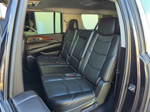Used 2016 Cadillac Escalade ESV Luxury RWD image 30