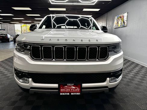 Used 2024 Jeep Wagoneer L Series II RWD image 3