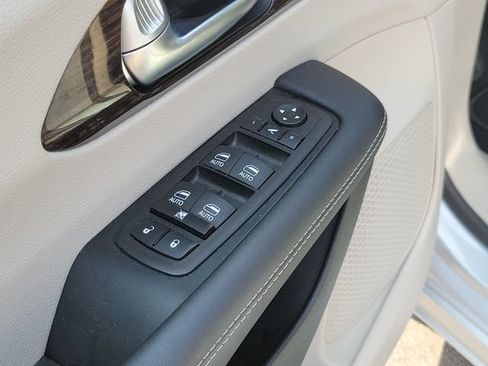 Used 2023 Chrysler Pacifica Limited w/ Trailer Tow Group AWD/4WD image 11
