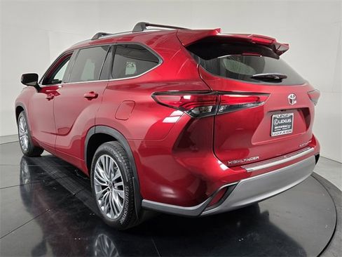 Used 2023 Toyota Highlander Platinum image 4