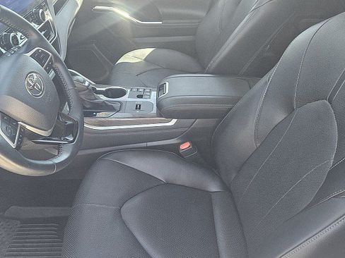 Used 2025 Toyota Highlander Limited AWD/4WD image 10