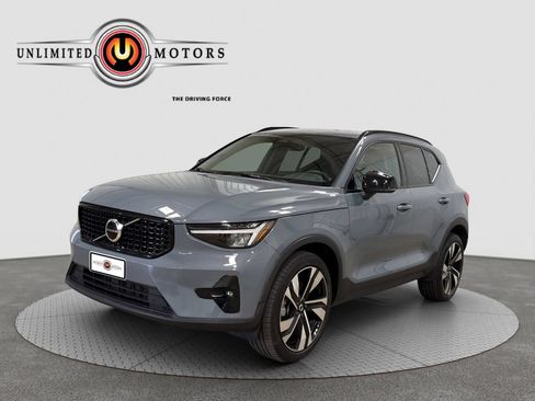 Used 2023 Volvo XC40 B5 Plus w/ Climate Package AWD/4WD image 4
