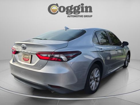 Used 2022 Toyota Camry LE FWD image 5