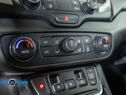 Used 2020 GMC Terrain SLT w/ Preferred Package AWD/4WD image 22