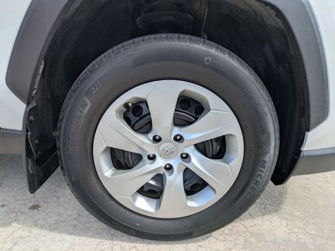 Used 2020 Toyota RAV4 LE FWD image 9