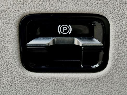 Used 2025 Mercedes-Benz GLC 300 image 30